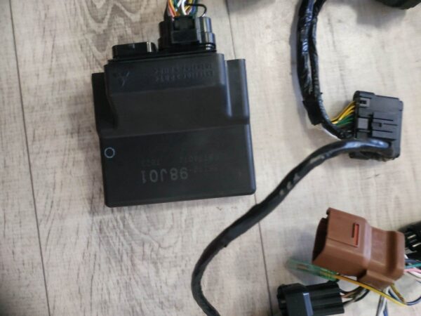 Wiązka elektryczna z komputerem do maneki elektroniczenj Suzuki